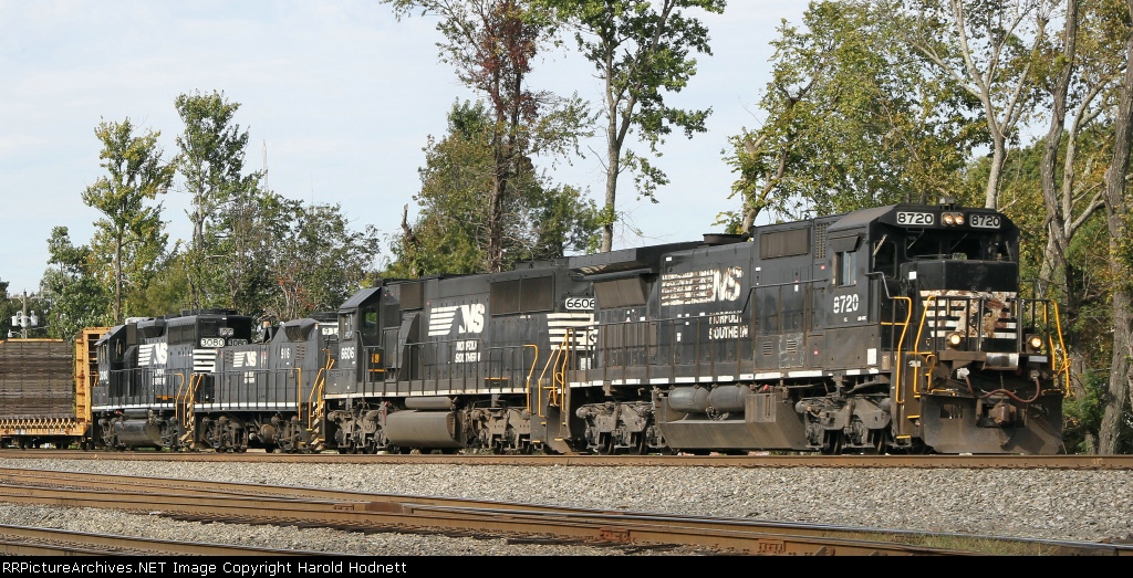 NS 8720 leads train 350 towards the signals at Aycock